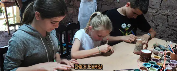 Niños haciendo ceramicas en Chichubamba