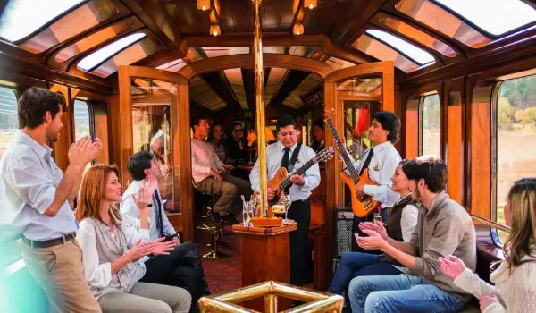 Personas disfrutando en el Tren de Lujo Hiram Bingham con Amantra